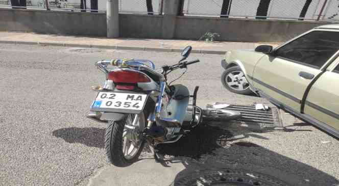 Motosiklet ile otomobil çarpıştı: 1 yaralı