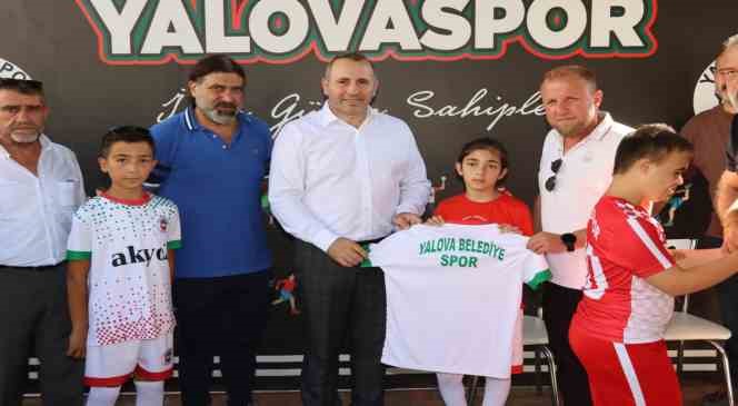 Yalova Belediyesi’nden Yalovaspor’a malzeme desteği