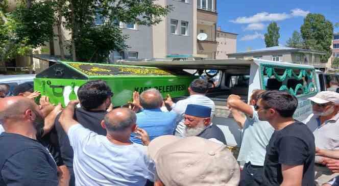 Kars&rsquo;ta kazada hayatını kaybedenler toprağa veriliyor
