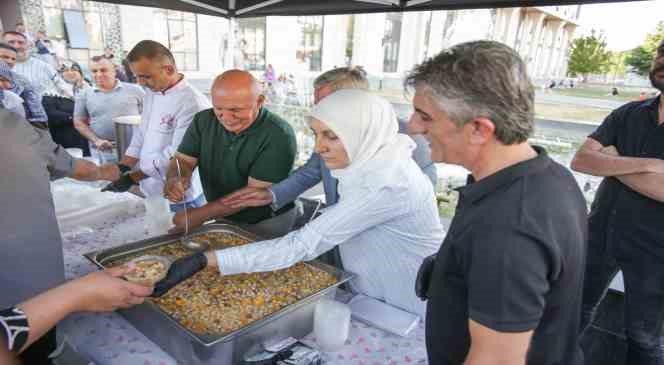 Kütahya Belediyesinden vatandaşlara aşure ikramı