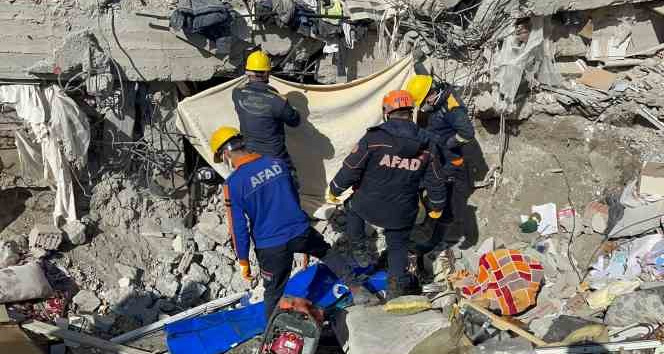 Muş AFAD ekipleri 23 kişiyi enkazdan canlı çıkardı