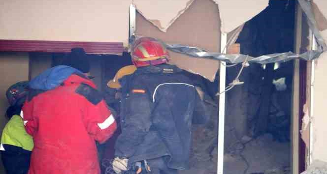 Tıkırdı ile gelen umutla ’anne ile bebeğine’ ulaşılmaya çalışılıyor