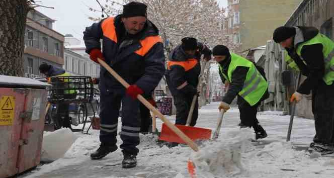 Kars Belediyesi’nden buz mesaisi