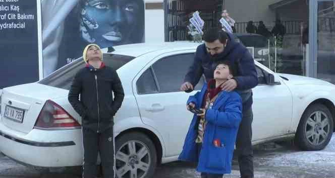 Depremzede çocukların yüzü İHA’nın dronu ile güldü