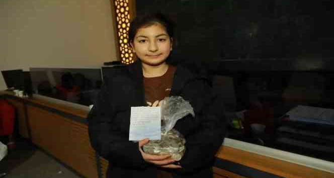 Küçük kız kardeşler, 3 yıllık kumbaralarındaki parayı depremzedelere gönderdi