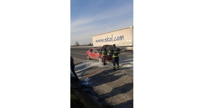 Kırklareli’nde yabancı plakalı otomobil seyir halinde alev aldı