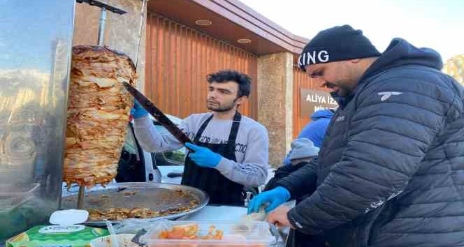 Kahramanmaraş’a gelen arkadaş grubu, depremzedelere ücretsiz döner ikramında bulundu