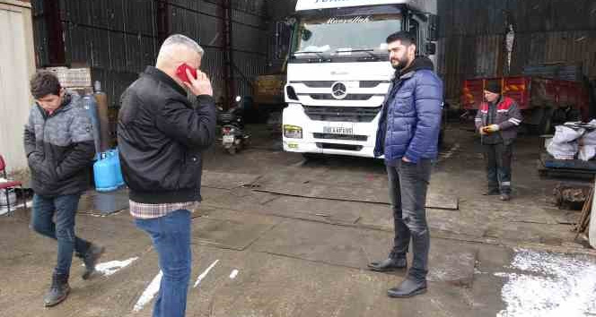 Depremzedelere yardım götürmek için yola çıktılar, lastikleri patlasa da durmadılar