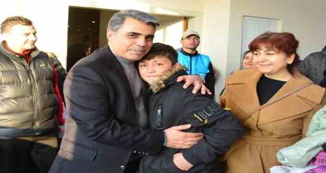 Depremzedeler yurtlarda barınmaya başladı