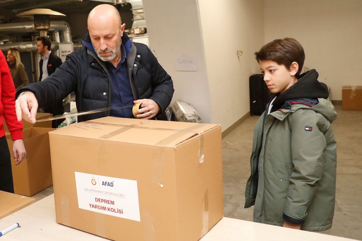 Cenk Ergün, oğluyla birlikte çalışmalara destek verdi