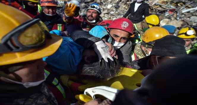 180’inci saatte enkazdan sağ çıkarılan kadın: “Çok üşüdüm, ayaklarımı örtün”