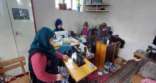 Yenice’de depremzede çocuklar için parça kumaşlardan giysi dikiyorlar