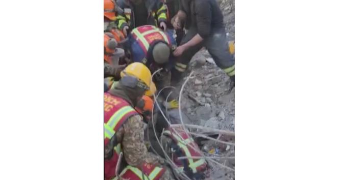 Kayseri İtfaiyesi, depremin 180’inci saatinde bir can daha kurtardı