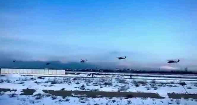 Helikopterler peş peşe böyle havalandı, askeri gören köylüler onlara sarıldı