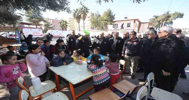 Bakan Dönmez, Osmaniye’de çadır kentteki afetzedeleri ziyaret etti