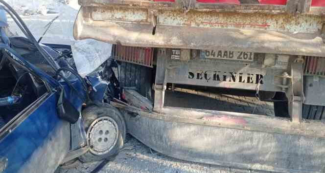 Park halindeki kamyona çarpan otomobildeki yolcu öldü