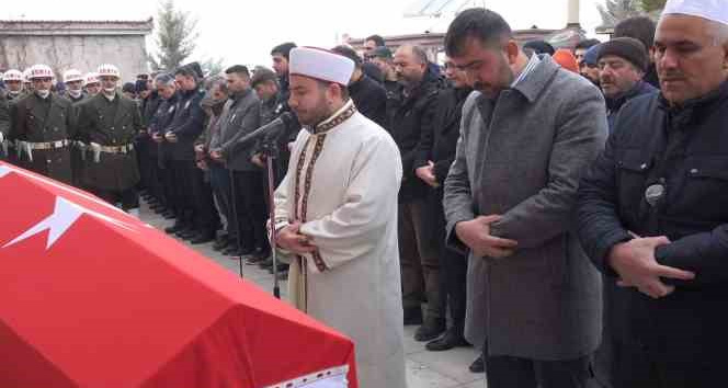 Depremde hayatını kaybeden Aksaraylı uzman çavuş ve ailesi toprağa verildi