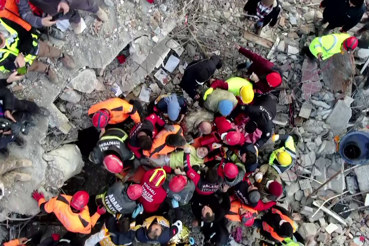 Hatay&#039;dan 182&#039;nci saatte güzel haber:13 yaşındaki Kaan sağ çıkarıldı