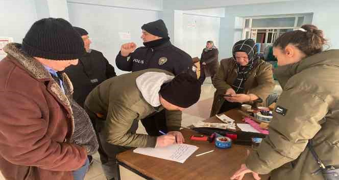 Yardım merkezine getirilen yorgandan çok sayıda altın çıktı