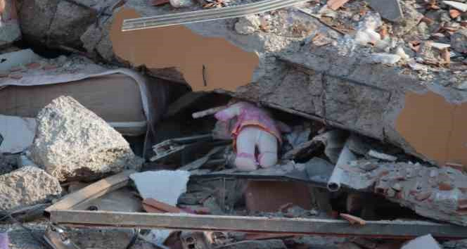 Depremin merkez üssünde yürek burkan fotoğraf: Oyuncak bebekte enkaz altında kaldı