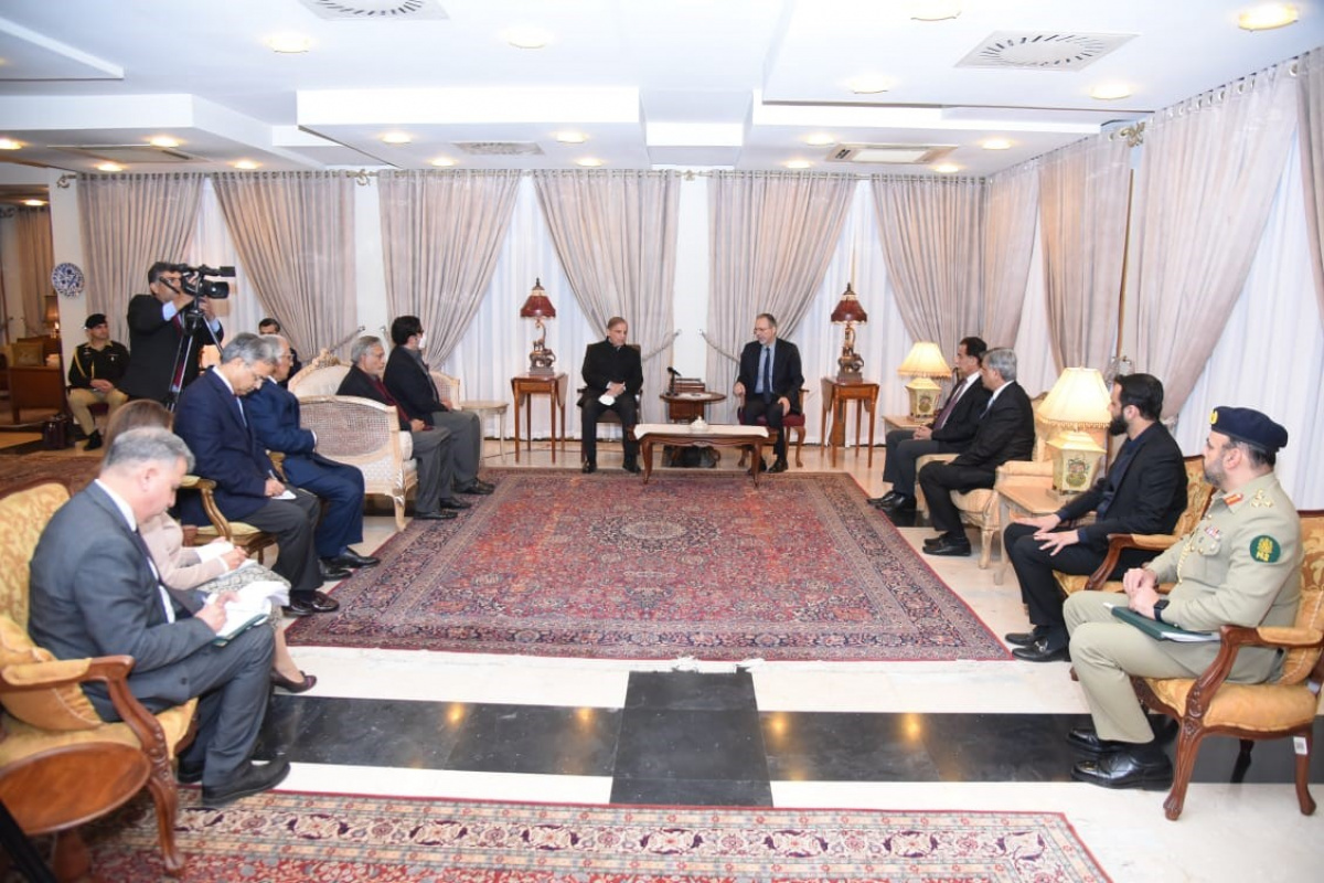Pakistan Başbakanı Şerif, İslamabad&#039;daki Türk Büyükelçiliğini ziyaret etti