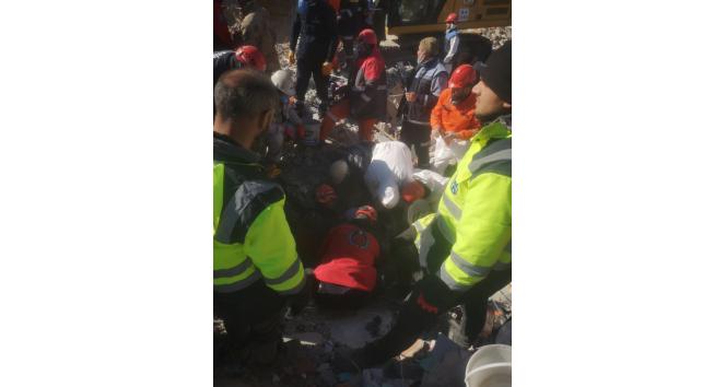 Mustafa amca enkazdan 179 saat sonra çıkarıldı, umutlarımızı yeşertti