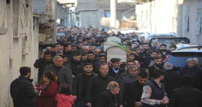 Depremde hayatını kaybeden anne ve iki kızı Cizre’de yan yana defnedildi