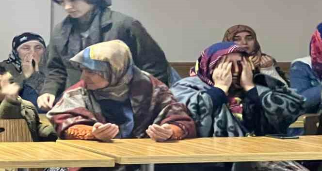 Nevşehir’de depremzedeler kaybettikleri yakınları için dua etti