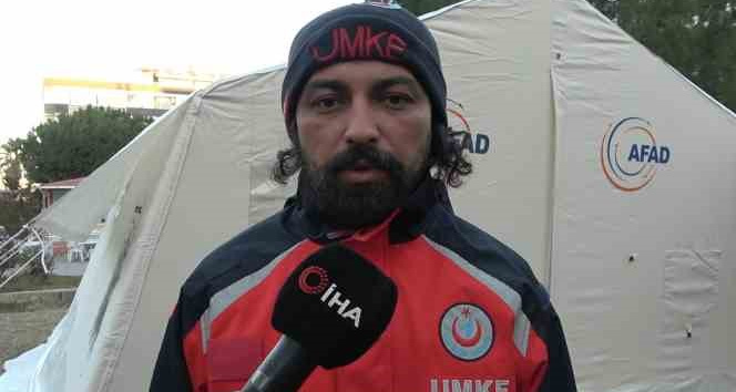 UMKE personeli yemeğini kedi ile paylaştı