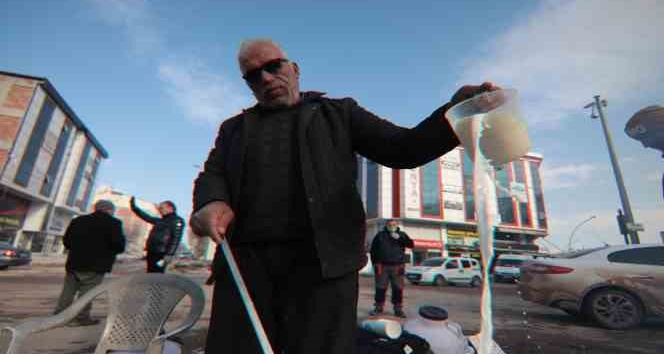 Depremzede "Sütçü baba" ineklerini depremzedeler ve ekipler için sağıyor