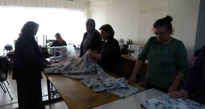 Burdur Halk Eğitim Merkezinde hazırlanan nevresimler afet bölgesine gönderiliyor