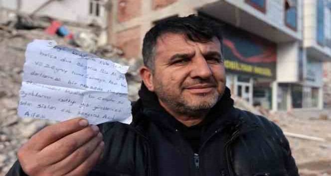 Depremzedelere parçalanmış kâğıtla adeta ’Biz de paramparçayız’ mesajı vermişler