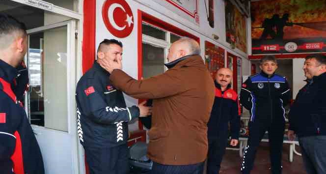 Silpagar, enkazdan 12 kişiyi canlı kurtaran ekibi tek tek kutladı