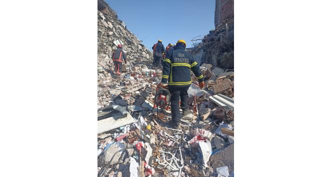 Iğdır itfaiyesi deprem bölgesinde çalışmalarına devam ediyor