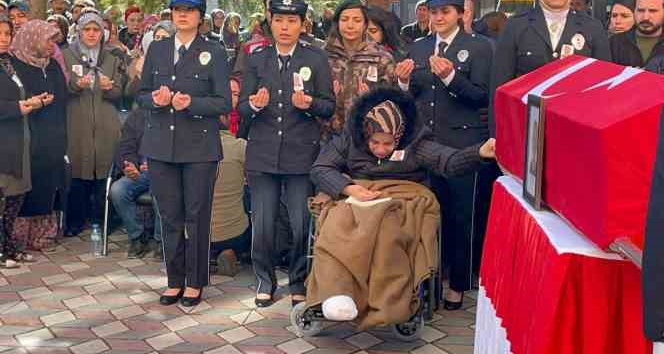 Depremde polis eşini ve 3 çocuğunu kaybetti, tekerlekli sandalye üzerinde tabuta son kez dokundu