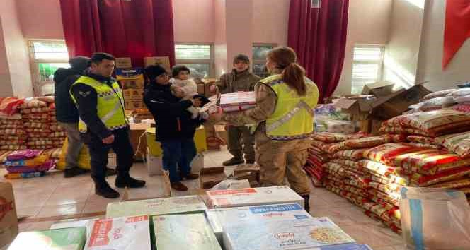 Bingöl’de jandarma ekiplerinin topladığı yardımlar, depremzedelere gönderildi