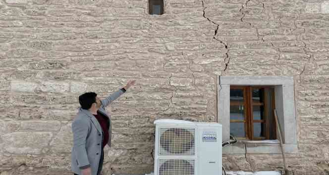 Tadilattaki Ulu Cami’nin duvarlarındaki çatlaklar Kahramanmaraş depreminden sonra genişledi