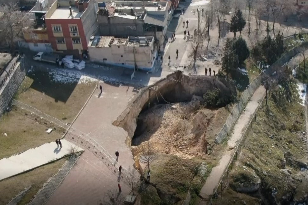 Gaziantep'te deprem sonrası dev obruk oluştu