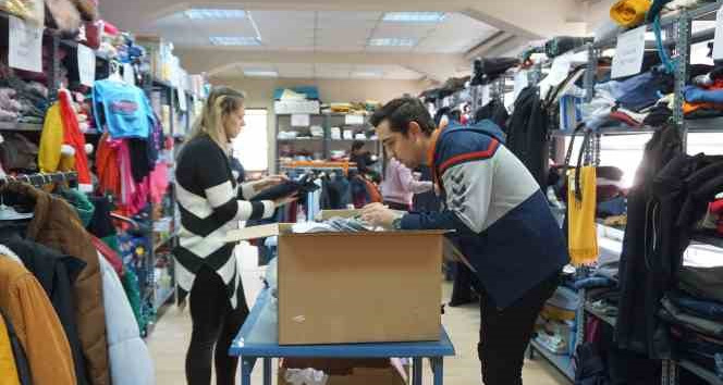 Edirne’ye gelen depremzedeler ihtiyaçlarını ücretsiz marketten karşılıyor
