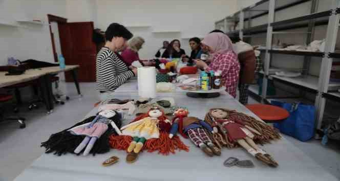 Kursiyerler depremzede çocuklar için bez bebek yapıyor