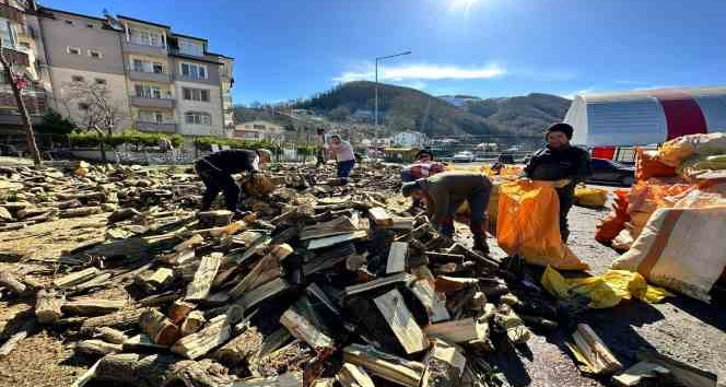 Perşembe’de depremzedeler için başlatılan yakacak yardımı büyüyor