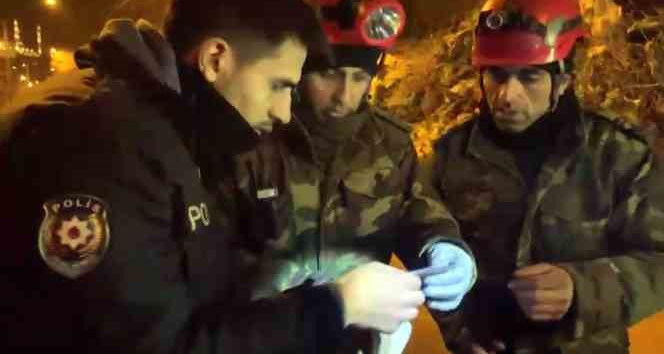 Azerbaycanlı ekipler enkazda buldukları ziynet eşyalarını polis teslim etti