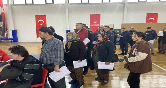 Depremzedelere kan bağışı için birbirleriyle yarıştılar