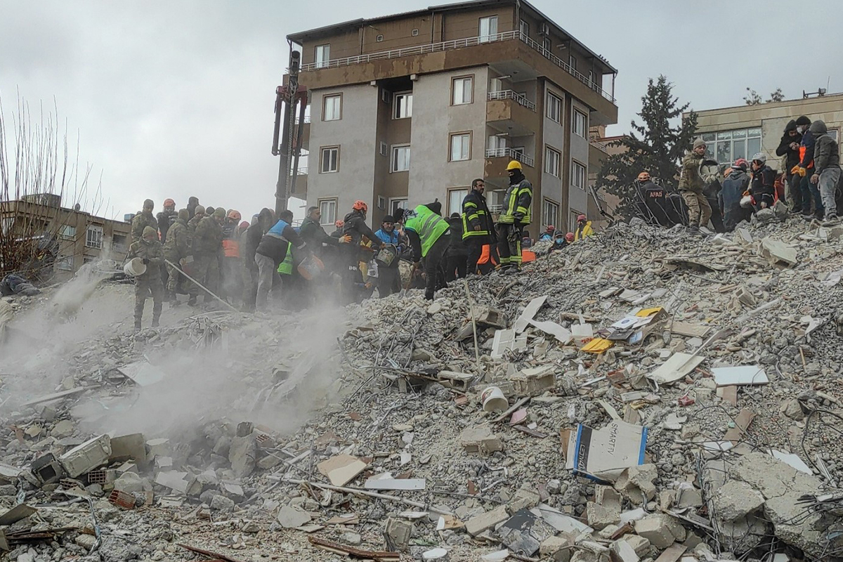 Deprem soruşturmasında gözaltı kararı verilen 14 kişiden 3'ü enkaz altında  kalarak öldü İhlas Haber Ajansı