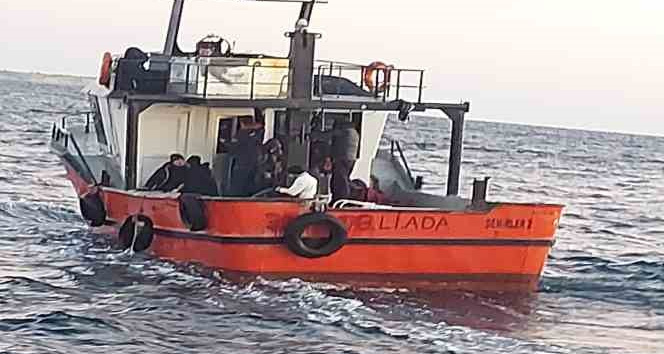 Gökçeada açıklarındaki balıkçı teknesinde 68 kaçak göçmen ve 3 göçmen kaçakçısı şüphelisi yakalandı