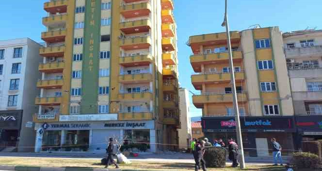 Osmaniye’de polis boşaltılan binaların çevresinde nöbet tutmaya başladı