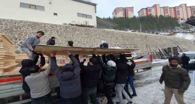 Hayırseverlerin yaptığı ahşap konteyner evler deprem bölgesine doğru yola çıktı