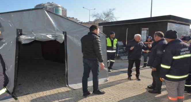 Lapseki Belediyesi deprem bölgesine deprem çadırı, mobil tuvalet ve banyo gönderdi