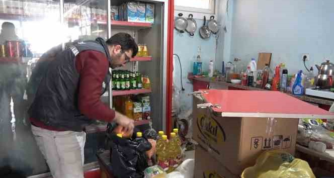 Depremzede esnaftan depremden etkilenen ailelere gıda kolisi