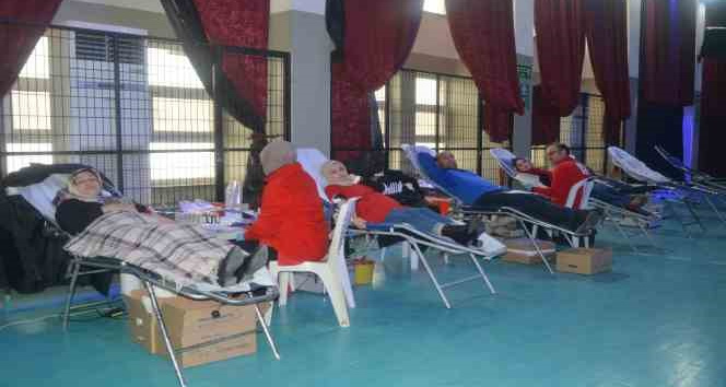 Depremzedeler için kan bağışında bulundular